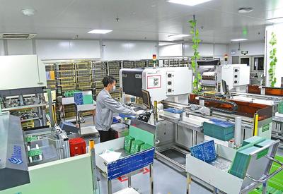 技術人員在操控設備進行生產(chǎn)